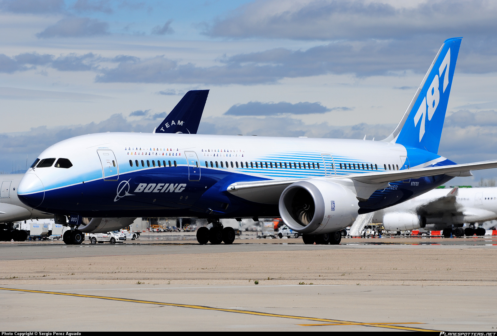 Boeing 787-8 Dreamliner picture #01 - Barrie Aircraft Museum